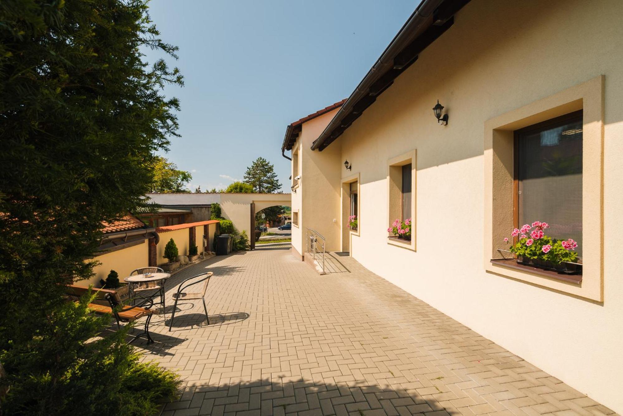 Penzion Sezemice Exterior foto